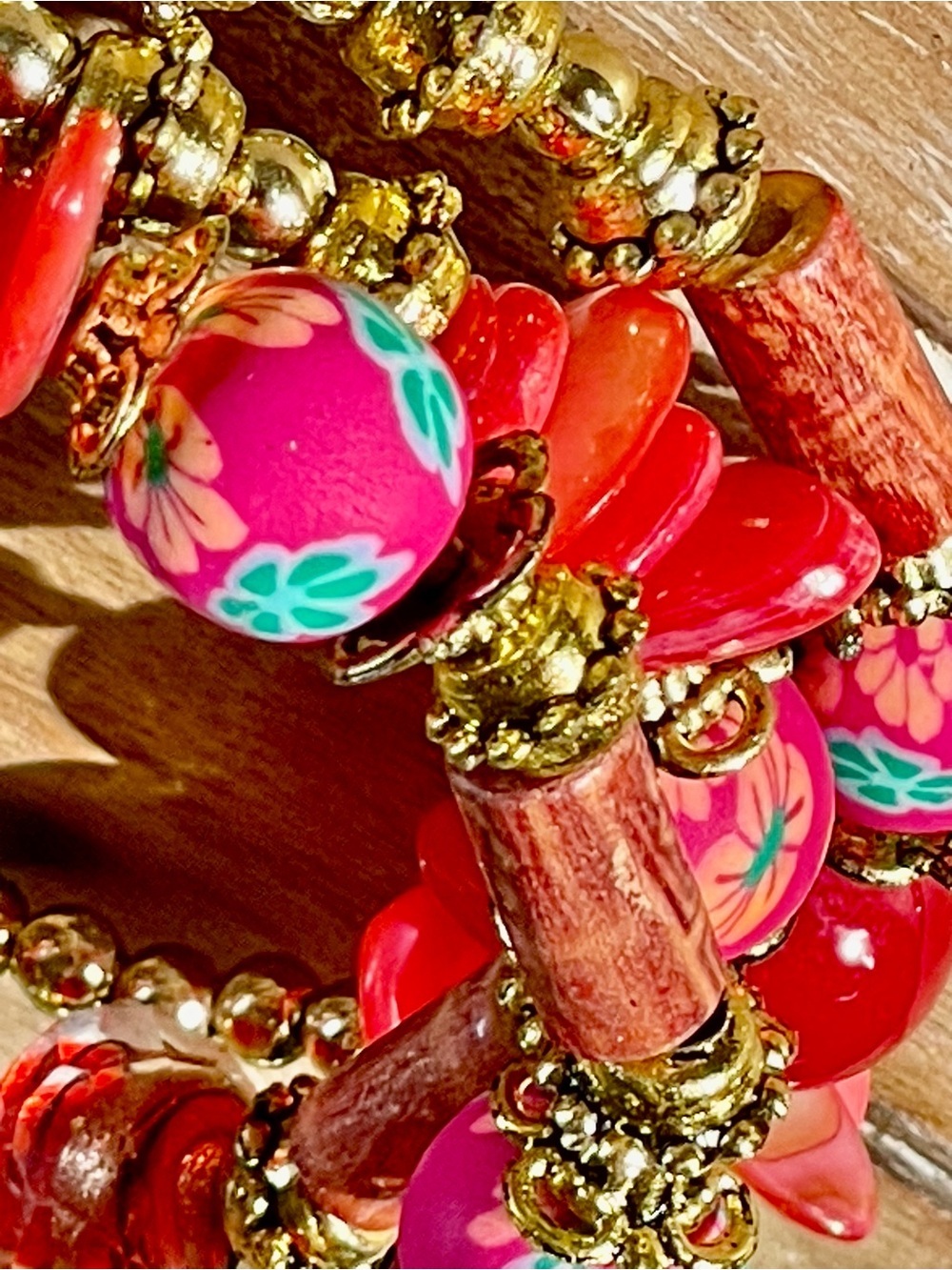 Handmade Gold-Tone Floral Fuscia Pink and Red Beaded Coil Bracelet - Picture 4 of 8